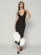 Robe mi-longue à bretelles et bandage fleuri